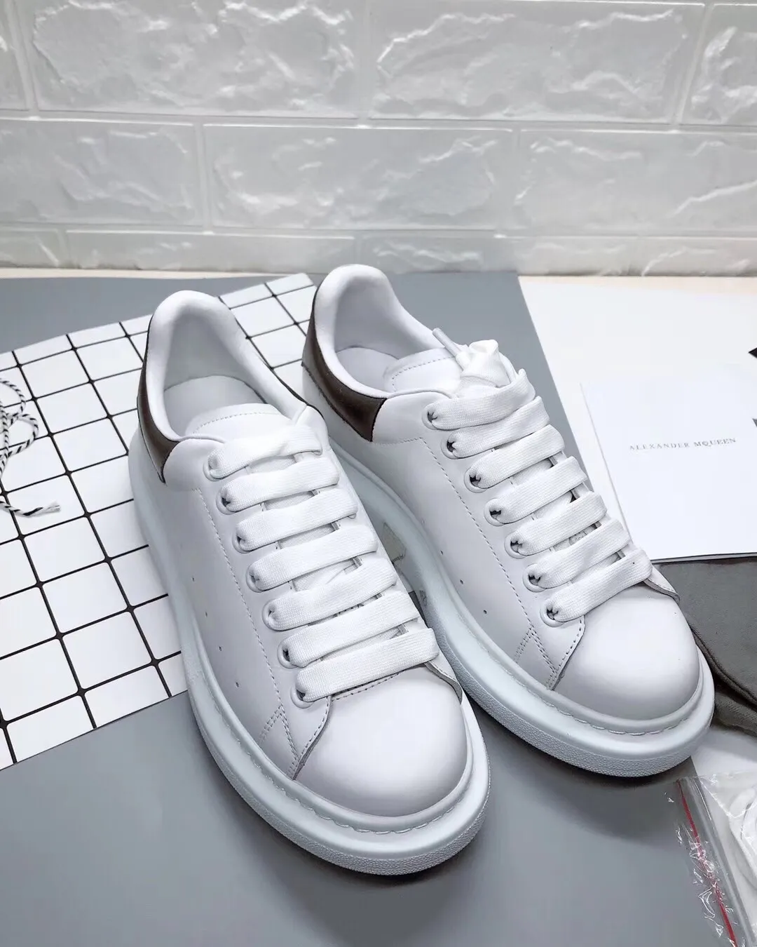 👟👟Ex-factory price 480👟👟 Men's size +10 High-quality upgraded version🔥Real shot of Alexander McQUEEN (McQueen)🎉The highest quality silk cowhide version on the market🎊, imported water-dyed sheepskin inside, counter 1:1 replica, star style T stage catwalk, a must-have for fashionistas , the original high-temperature and ultra-clear air compressor logo on the foot, absolutely counter-matched version, the arc of the back bag is truly genuine 0⃣️ difference, using an exclusive privately molded double-layer vacuum outsole, which is light on the foot and has excellent rebound! Running🏃✈️The first choice item for outdoor sports💅💅Trend and fashion coexist📣 Women’s style: 35-39, Men’s style: 39-44